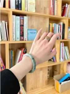 đeo vòng đá tự nhiên